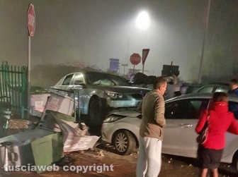 Auto fuori strada, sfiorata la tragedia