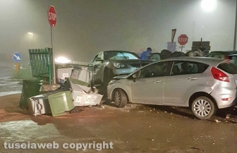 Auto fuori strada, sfiorata la tragedia