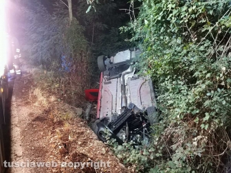 Montefiascone - Auto fuori strada sulla Verentana