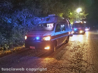 Montefiascone - Auto fuori strada sulla Verentana - L'intervento del 118 e dei vigili del fuoco