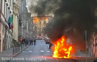Auto in fiamme nel centro a Ronciglione