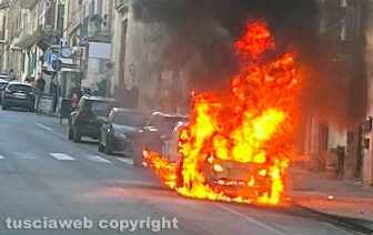 Auto in fiamme nel centro a Ronciglione