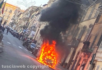 Auto in fiamme nel centro a Ronciglione