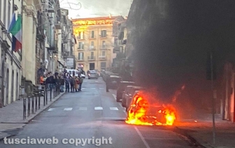 Auto in fiamme nel centro a Ronciglione