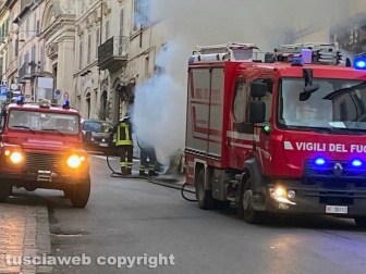 Auto in fiamme nel centro a Ronciglione