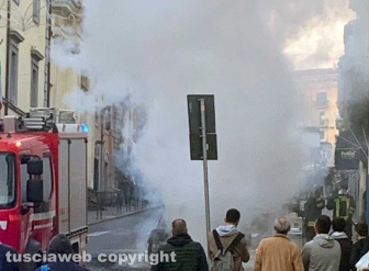 Auto in fiamme nel centro a Ronciglione