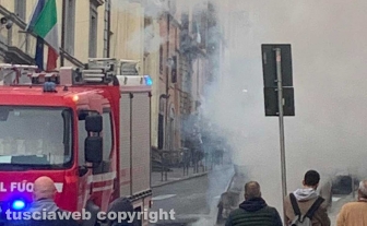 Auto in fiamme nel centro a Ronciglione