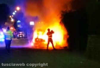 Auto in fiamme a Bassano Romano