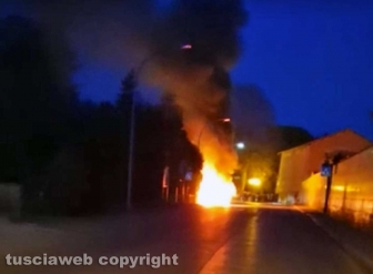 Auto in fiamme a Bassano Romano