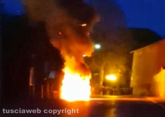 Auto in fiamme a Bassano Romano
