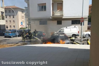 Auto in fiamme a via Montenero