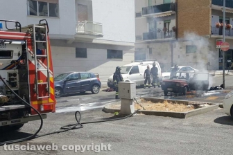 Auto in fiamme a via Montenero