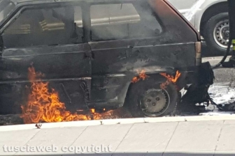 Auto in fiamme a via Montenero