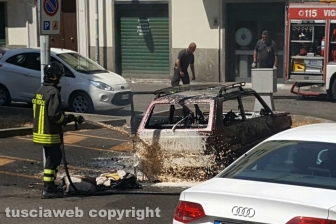 Auto in fiamme a via Montenero