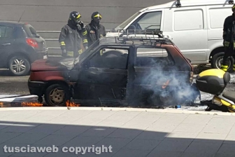 Auto in fiamme a via Montenero