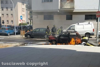 Auto in fiamme a via Montenero