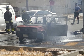 Auto in fiamme a via Montenero