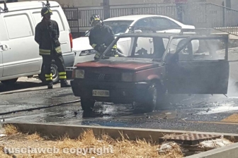 Auto in fiamme a via Montenero
