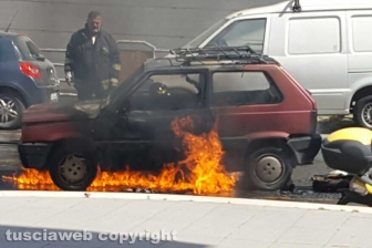 Auto in fiamme a via Montenero