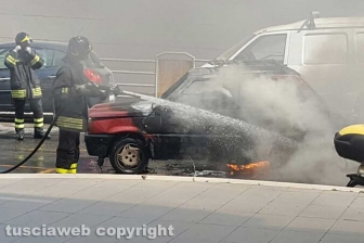 Auto in fiamme a via Montenero