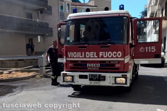 Auto in fiamme a via Montenero