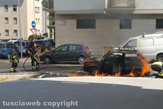 Auto in fiamme a via Montenero
