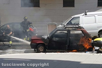 Auto in fiamme a via Montenero