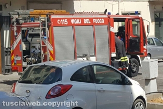 Auto in fiamme a via Montenero