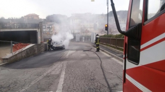 Vigili del fuoco - Auto in fiamme a Vitorchiano