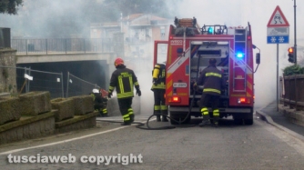 Vigili del fuoco - Auto in fiamme a Vitorchiano
