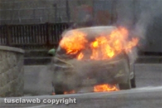 Vigili del fuoco - Auto in fiamme a Vitorchiano