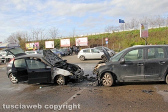 Auto in fiamme al centro commerciale