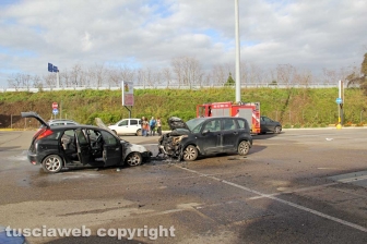 Auto in fiamme al centro commerciale
