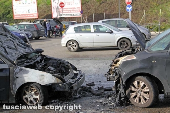 Auto in fiamme al centro commerciale