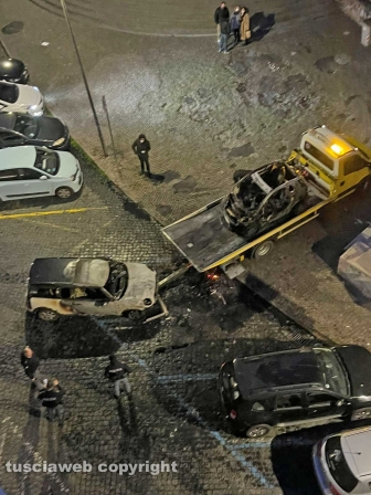 Auto in fiamme in centro