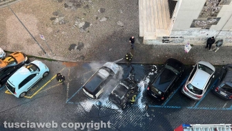 Auto in fiamme in centro