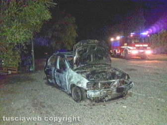 Auto in fiamme nel parcheggio del cimitero