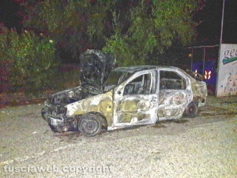 Auto in fiamme nel parcheggio del cimitero