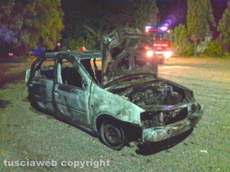 Auto in fiamme nel parcheggio del cimitero