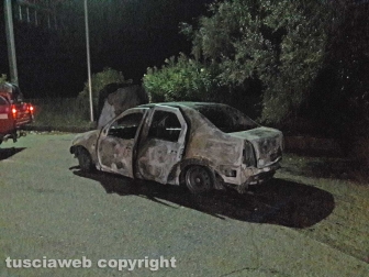 Auto in fiamme nel parcheggio del cimitero