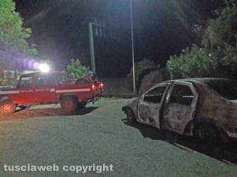 Auto in fiamme nel parcheggio del cimitero