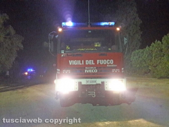 Auto in fiamme nel parcheggio del cimitero