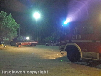 Auto in fiamme nel parcheggio del cimitero