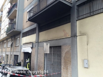 Tarquinia - Auto in fiamme sotto le case