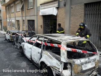 Tarquinia - Auto in fiamme sotto le case