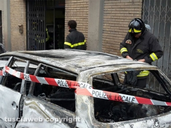 Tarquinia - Auto in fiamme sotto le case