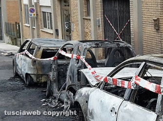 Tarquinia - Auto in fiamme sotto le case