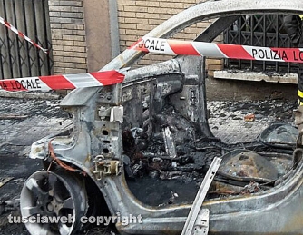 Tarquinia - Auto in fiamme sotto le case