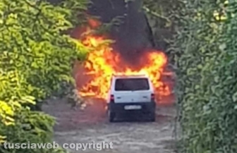 Civitella D'Agliano - Auto in fiamme