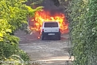 Civitella D'Agliano - Auto in fiamme